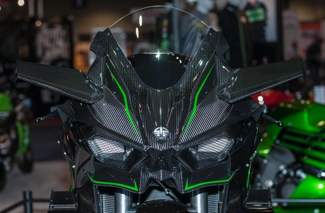 Kawasaki ninja h2r thử sức cùng biệt đội công thức f1 máy bay f16 và super car - 5