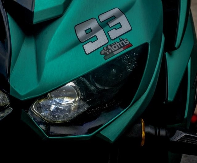 Kawasaki z1000 độ ấn tượng với phong cách tem đấu xanh lục bảo - 1