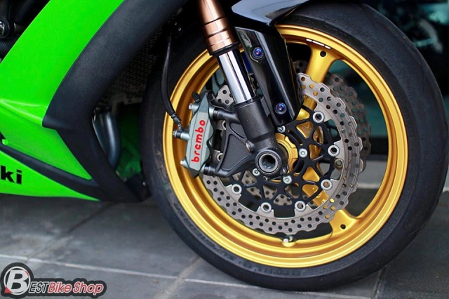 Kawasaki zx-10r sặc sỡ với gói trang bị hàng hiệu - 9