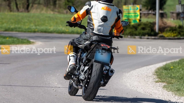 Ktm duke 390 2021 hoàn toàn mới chính thức lộ diện khi chạy thử trên đường phố - 3