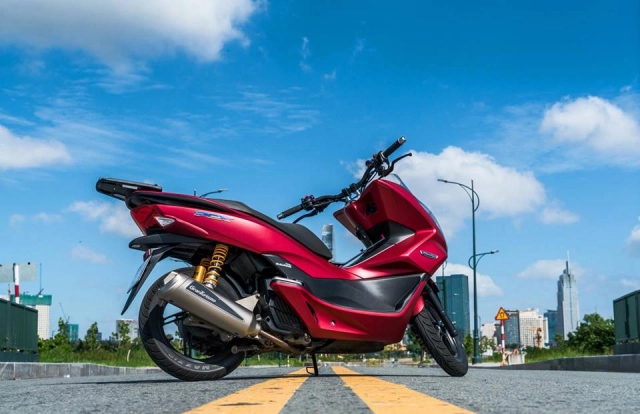 Pcx độ trang bị dàn đồ chơi bạc triệu khoe dáng trong ngày nắng - 1