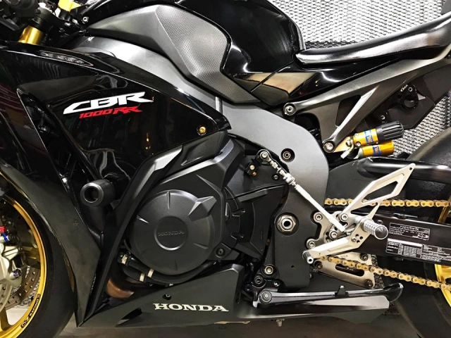 siêu bò honda cbr1000rr độ lôi cuốn với bộ cánh tông đen lịch lãm - 18