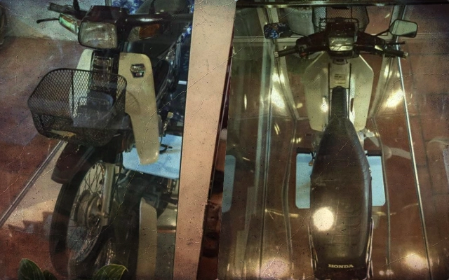 Té ngửa với chiếc honda dream đời 1995 có giá 8 cây vàng ngủ quên trong tủ kính - 1
