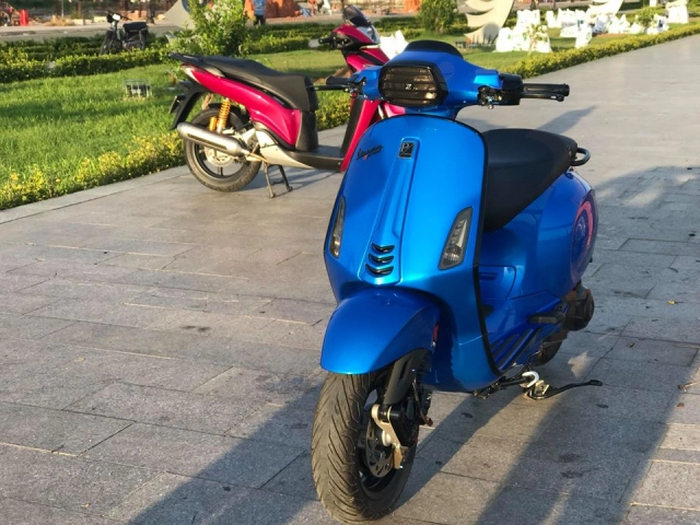 Vespa sprint độ đẹp mê hồn khoe dáng bên đối thủ sh ý - 9