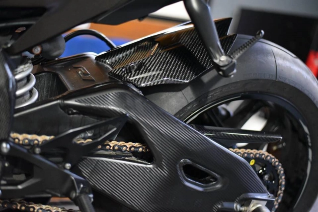 Yamaha r1 chất chơi với phong cách carbon2race - 8