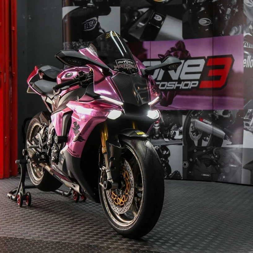 Yamaha r1 độ lôi cuốn với diện mạo pink chrome đầy nữ tính - 1