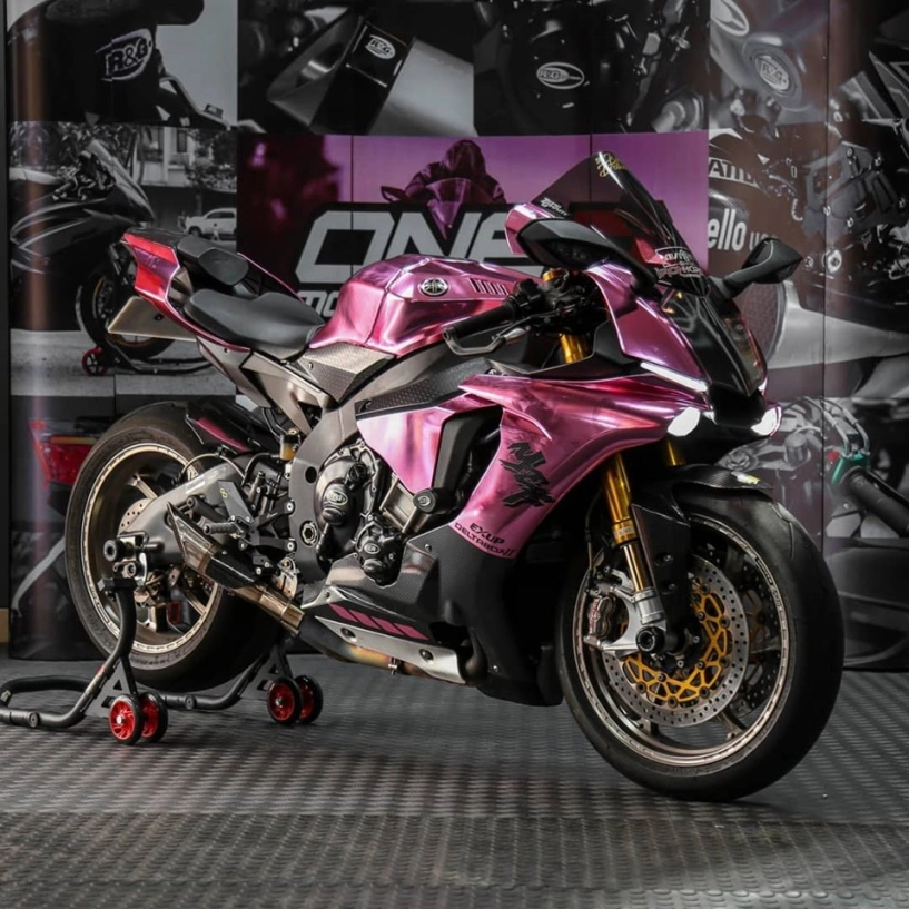 Yamaha r1 độ lôi cuốn với diện mạo pink chrome đầy nữ tính - 4