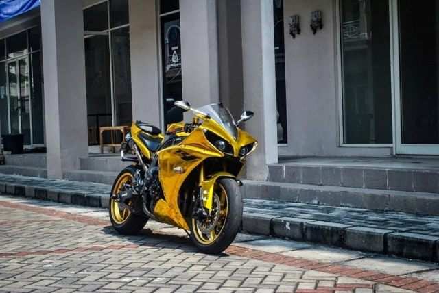 Yamaha r1 độ phong cách quý tộc thể hiện qua hình thức mạ vàng - 1