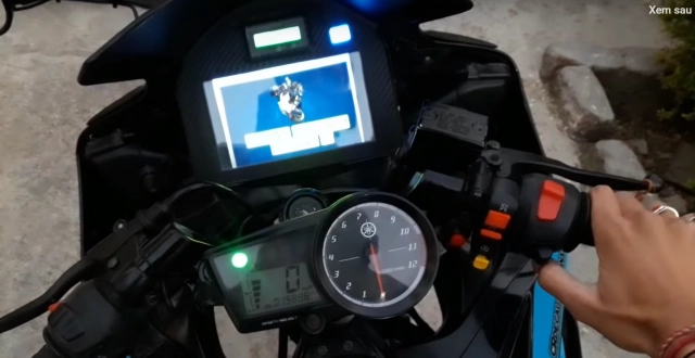 Yamaha r15 v2 đô man hinh 7 inch vơi nhiêu chưc năng hiên đai điêu khiên qua remote - 5