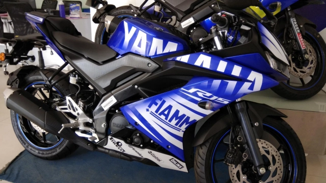 Yamaha r15 v30 tùy chỉnh với bộ tem đồ họa mới lạ và thể thao từ đại lý - 6