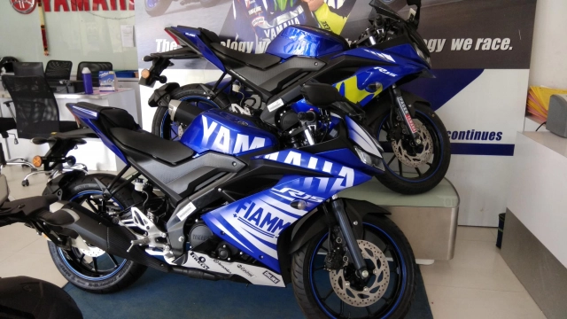Yamaha r15 v30 tùy chỉnh với bộ tem đồ họa mới lạ và thể thao từ đại lý - 8