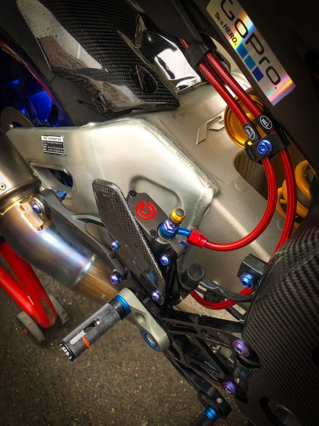 Yamaha r1m độ hoàn hảo với phong cách racing đón noel của biker việt - 18