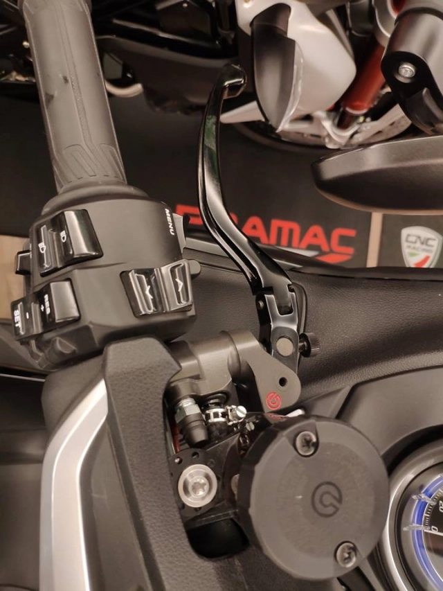 Yamaha t-max530 độ hoành tráng với dàn chân hàng hiệu - 5