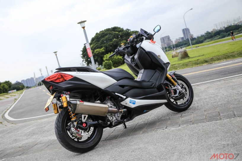 Yamaha x-max300 độ chất lừ của một biker đến từ đài loan - 19