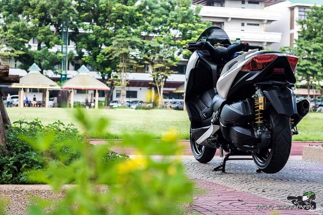 Yamaha x-max300 khoe dáng đẹp mê ly bên sân vận động - 1