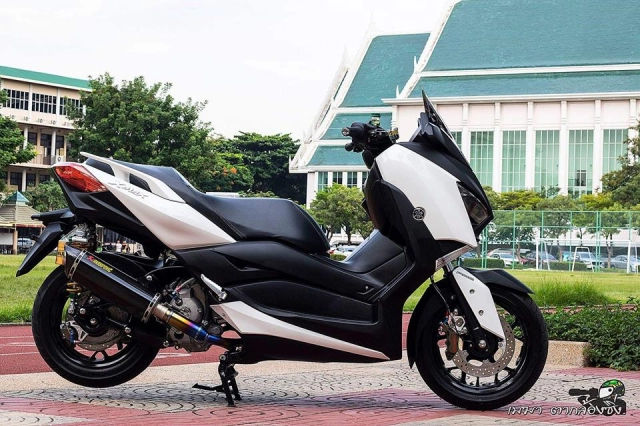 Yamaha x-max300 khoe dáng đẹp mê ly bên sân vận động - 3