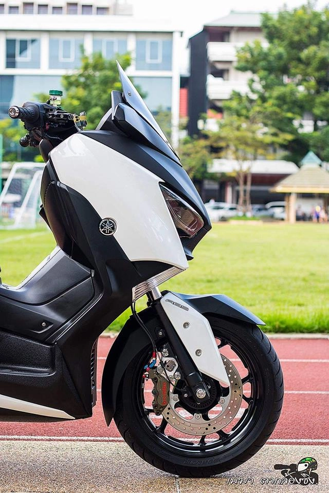 Yamaha x-max300 khoe dáng đẹp mê ly bên sân vận động - 7