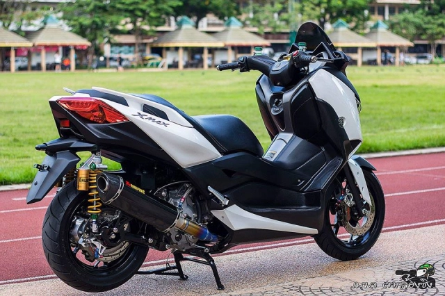 Yamaha x-max300 khoe dáng đẹp mê ly bên sân vận động - 13