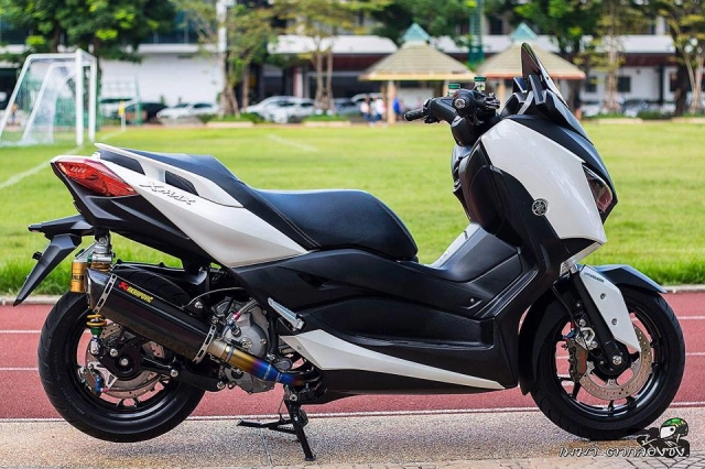 Yamaha x-max300 khoe dáng đẹp mê ly bên sân vận động - 14