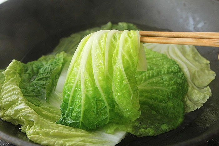 Cải thảo làm kim chi mãi cũng chán đem bó thịt thế này được món ngon đãi khách - 4