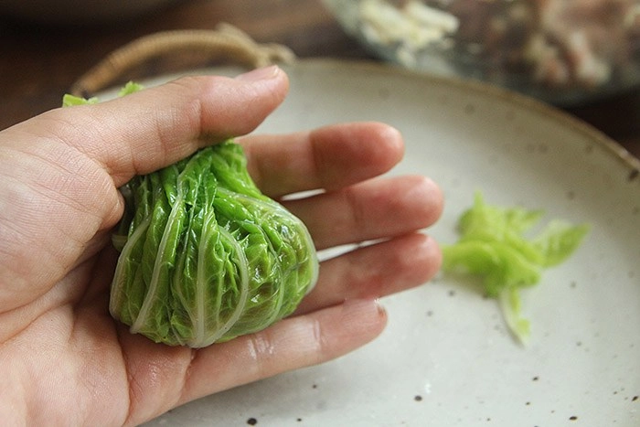 Cải thảo làm kim chi mãi cũng chán đem bó thịt thế này được món ngon đãi khách - 5