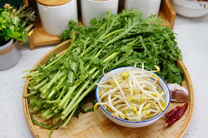 Cứ tưởng cải cúc chỉ xào thịt mới ngon nấu chung với rau này ai cũng tấm tắc khen - 1