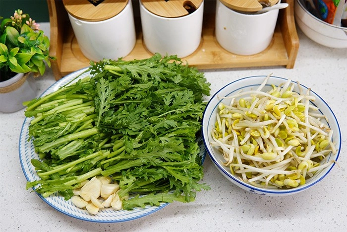 Cứ tưởng cải cúc chỉ xào thịt mới ngon nấu chung với rau này ai cũng tấm tắc khen - 2