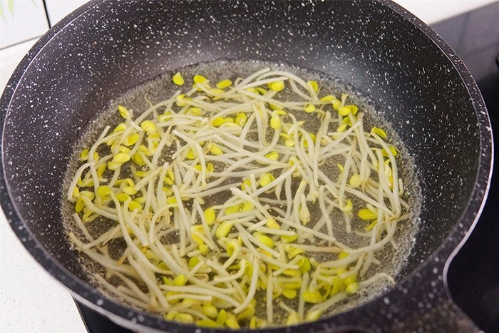 Cứ tưởng cải cúc chỉ xào thịt mới ngon nấu chung với rau này ai cũng tấm tắc khen - 3