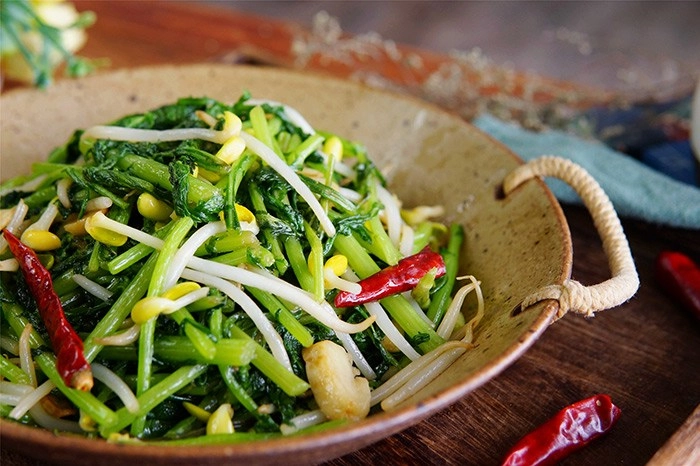 Cứ tưởng cải cúc chỉ xào thịt mới ngon nấu chung với rau này ai cũng tấm tắc khen - 6