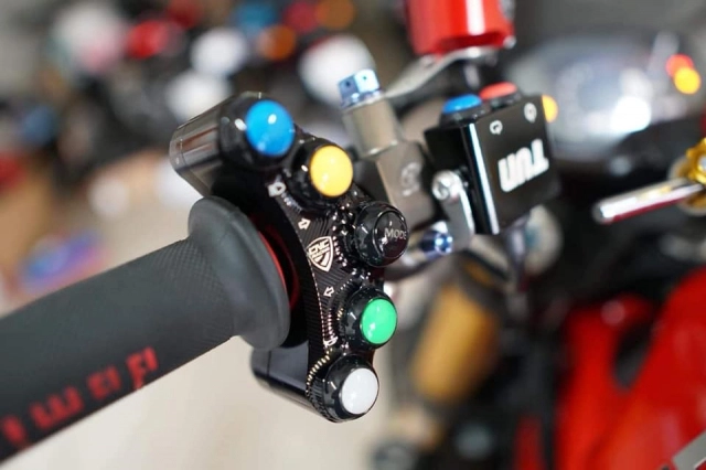 Ducati monster 1200s độ nhẹ nhàng với dàn đồ chơi kinh điển của biker việt - 6