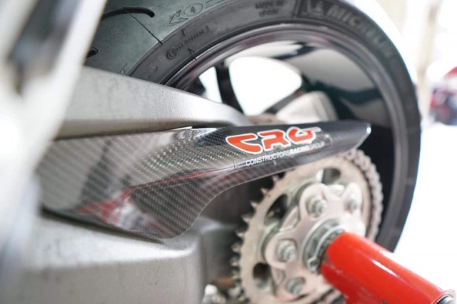 Ducati monster 1200s độ nhẹ nhàng với dàn đồ chơi kinh điển của biker việt - 10