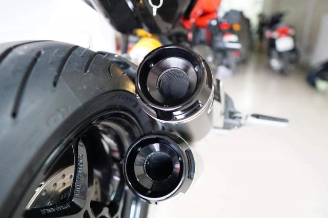 Ducati monster 1200s độ nhẹ nhàng với dàn đồ chơi kinh điển của biker việt - 13