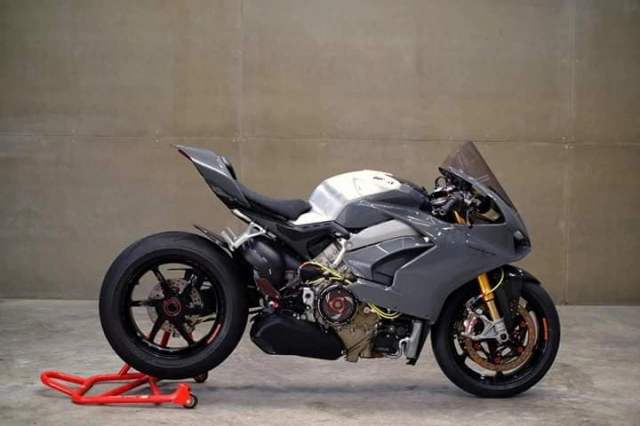 Ducati panigale v4 độ ngoài sức tưởng tượng với gam màu xám xi măng - 9