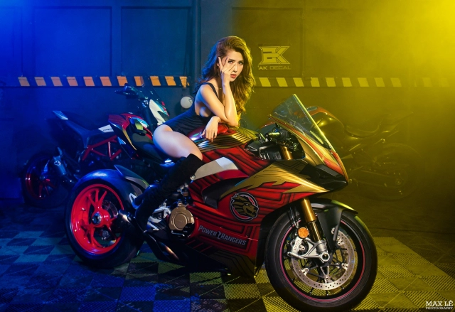 Ducati panigale v4 s độ phong cách siêu nhân gao đỏ đọ dàng cùng cô nàng nóng bỏng - 3