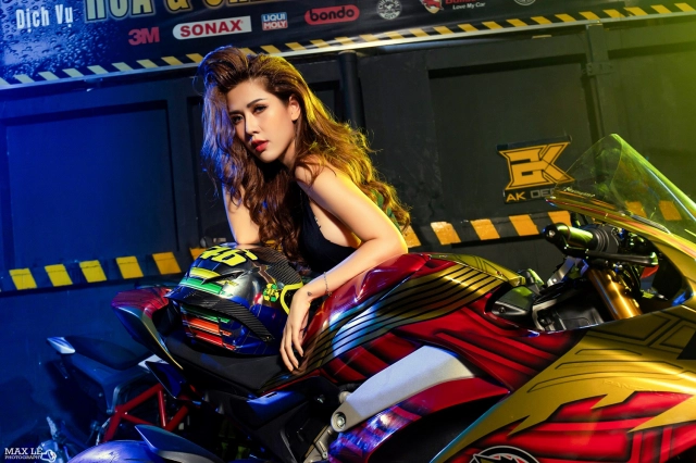 Ducati panigale v4 s độ phong cách siêu nhân gao đỏ đọ dàng cùng cô nàng nóng bỏng - 13