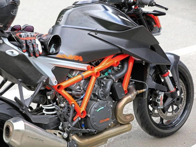 Ktm 1290 super duke r 2020 lộ diện với sức mạnh trên 200 mã lực thách thức mv agusta brutale 1000 - 4