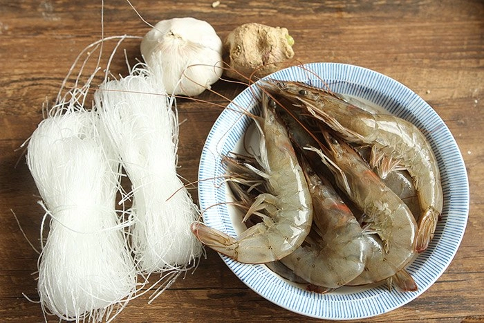 Lấy sợi miến cuốn vào tôm tưởng trò đùa 10 phút sau được món ngon không tưởng - 1