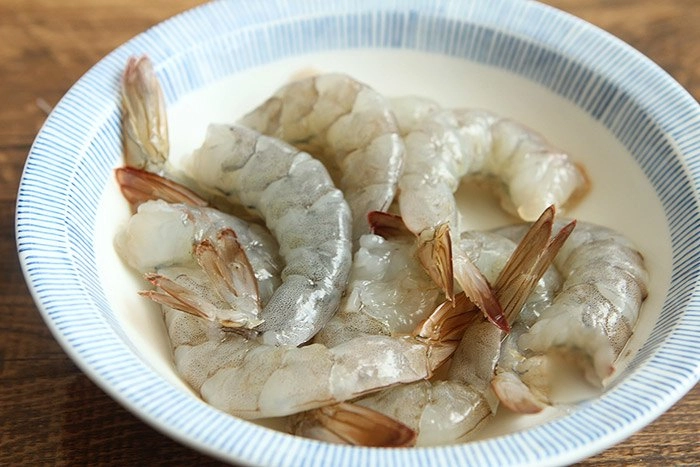 Lấy sợi miến cuốn vào tôm tưởng trò đùa 10 phút sau được món ngon không tưởng - 2