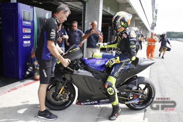 motogp 2019 rossi lần đầu thử nghiệm yamaha m1 2020 tại cộng hòa séc - 5