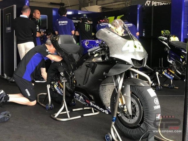 motogp 2019 rossi và vinales thử nghiệm động cơ 2020 và gắp sau carbon tại misano - 4