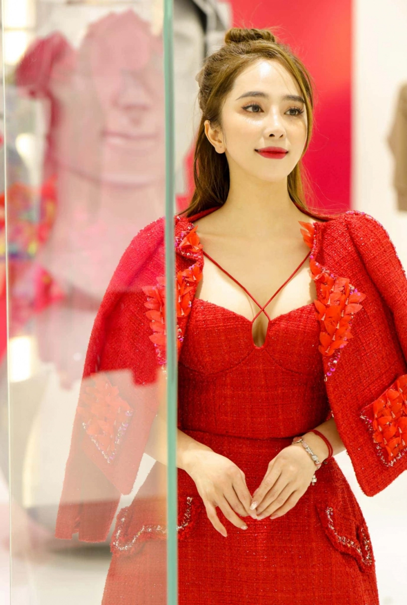 2 mỹ nhân độ thềm ngực đụng váy khoét hiểm hóc lynk lee sang hơn quỳnh nga nhờ món này - 2