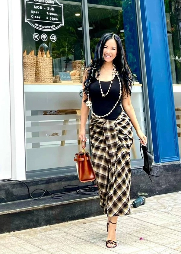 51 tuổi nhưng hồng nhung vẫn ăn mặc trẻ trung chưa từng thấy - 11