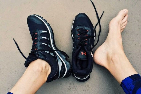 7 sai lầm khi lựa chọn giày dép mùa hè ai cũng mắc phải - 1