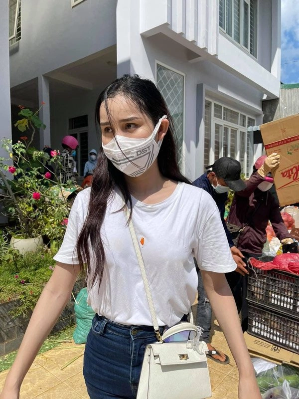 Á hậu chuyển giới đeo túi đi làm từ thiện biết giá ai nấy toát mồ hôi hột - 2