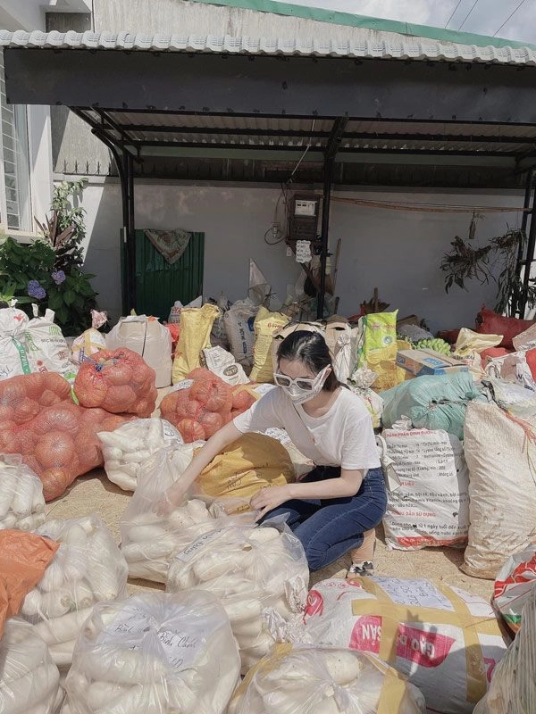 Á hậu chuyển giới đeo túi đi làm từ thiện biết giá ai nấy toát mồ hôi hột - 4