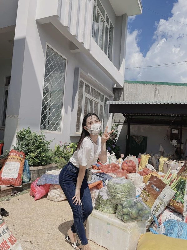 Á hậu chuyển giới đeo túi đi làm từ thiện biết giá ai nấy toát mồ hôi hột - 5