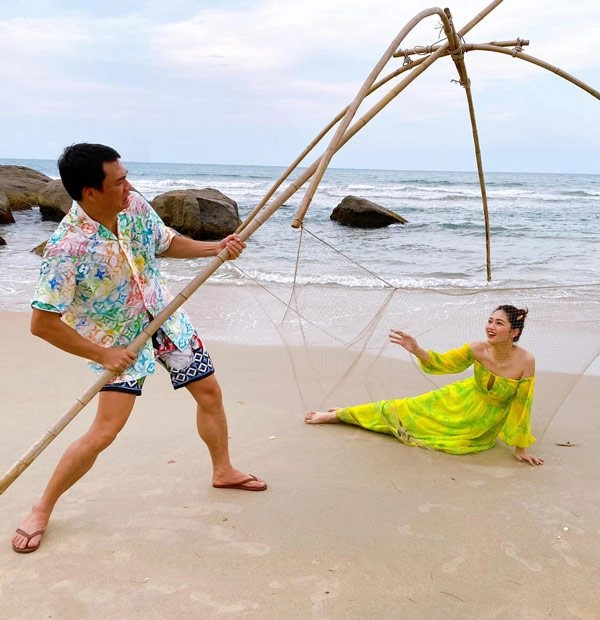 Á hậu có vòng ba 99cm mặc giản dị vẫn tôn được dáng ngọc ngà - 4