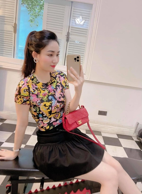 Á hậu sang giàu của vbiz ngày giãn cách xách túi 90 triệu ngồi nhà ngắm cảnh - 3
