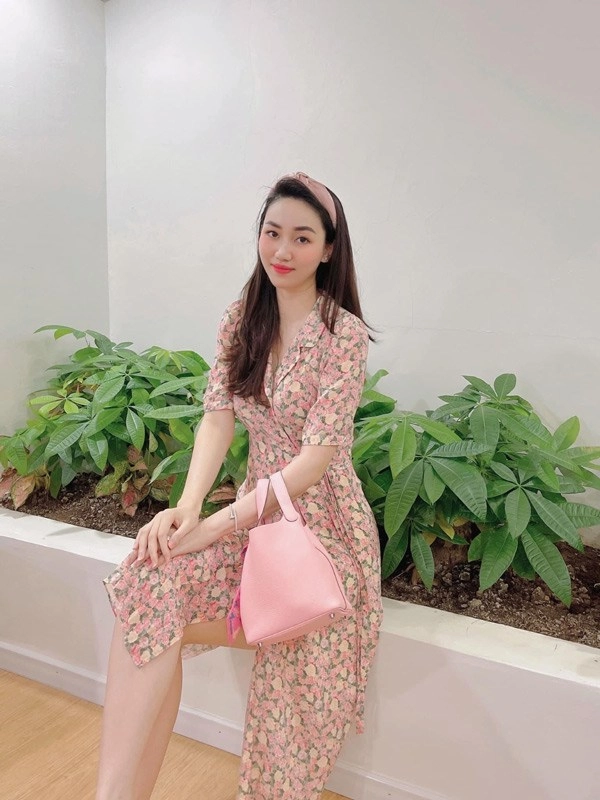 Á hậu sang giàu của vbiz ngày giãn cách xách túi 90 triệu ngồi nhà ngắm cảnh - 4