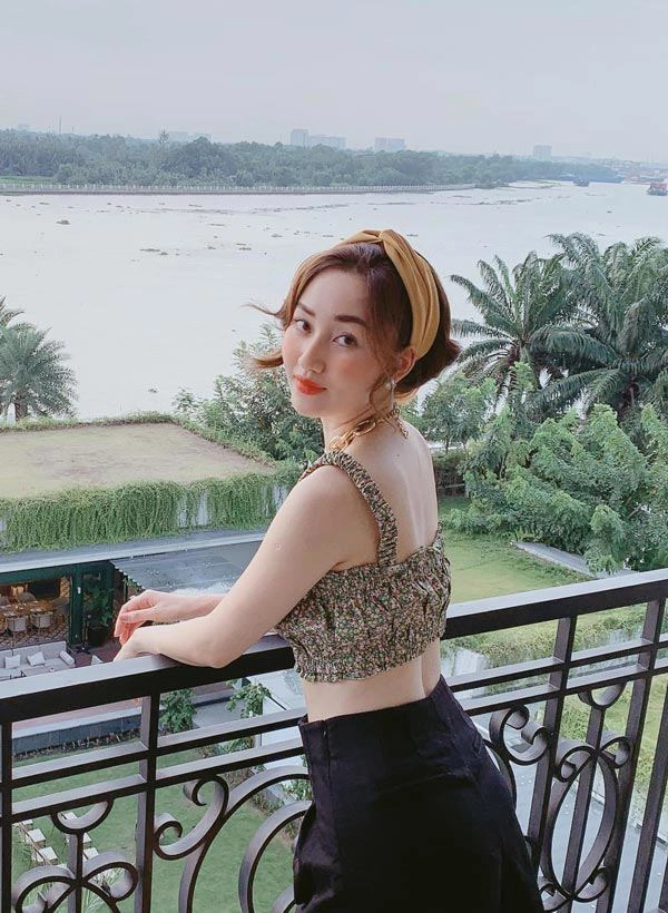 Á hậu sang giàu của vbiz ngày giãn cách xách túi 90 triệu ngồi nhà ngắm cảnh - 13
